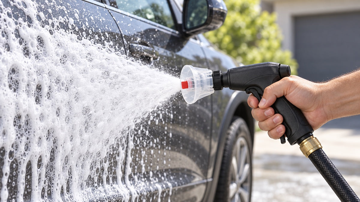 Buse à mousse de lavage en situation sur une voiture, photo 1