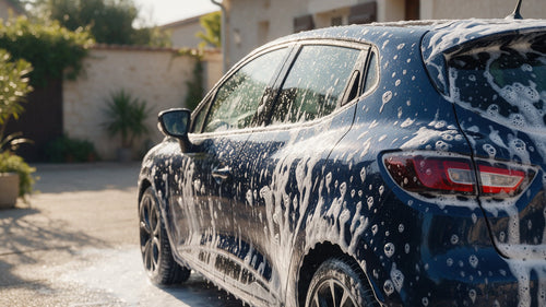 Voiture couverte de mousse active